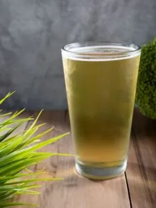 a glass of light beer, one of the best alcohols for GERD